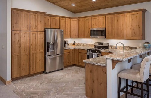 Tahoma House | New Construction Luxury w/Hot Tub–mins to beach, ski, hike, golf