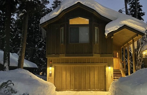 Tahoma House | New Construction Luxury w/Hot Tub–mins to beach, ski, hike, golf