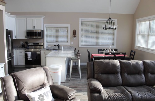 Hendersonville Cabin | New Construction farmhouse w/Jacuzzi, loft and old rustic appeal