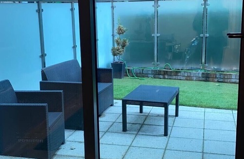 Southfield Apartment | New contemporary flat with gated parking,walk to shops, movies,restaurants,tubes