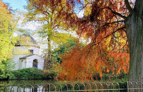 Southfield Apartment | New contemporary flat with gated parking,walk to shops, movies,restaurants,tubes