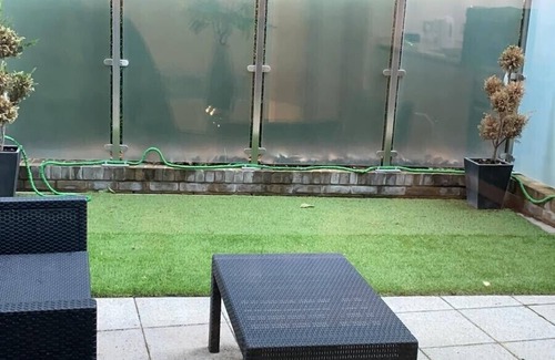 Southfield Apartment | New contemporary flat with gated parking,walk to shops, movies,restaurants,tubes