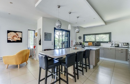 Lespinasse Villa | New contemporary house with view on private lack