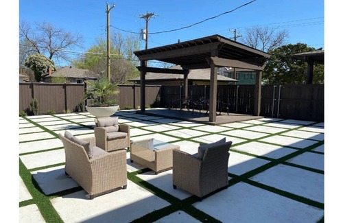 Lower Greenville House | NEW Contemporary Studio in Lower Greenville