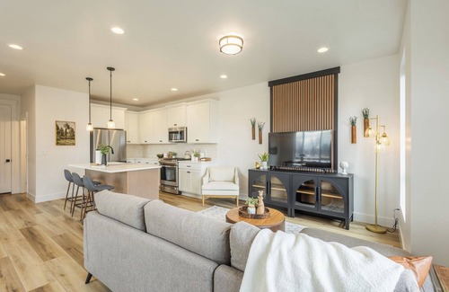 Eagle House | NEW Corner Unit Townhome in Downtown Eagle - Quiet/Centralized - Walk everywhere