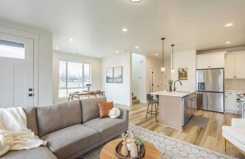 Eagle House | NEW Corner Unit Townhome in Downtown Eagle - Quiet/Centralized - Walk everywhere