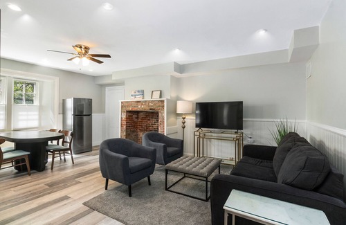 Fifth Ward House | New! Cornerstone by Bellvue Ave, The Breakers and World Famous Cliff Walk - 1BR