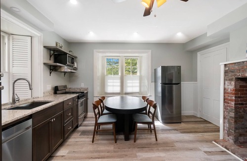 Fifth Ward House | New! Cornerstone by Bellvue Ave, The Breakers and World Famous Cliff Walk - 1BR
