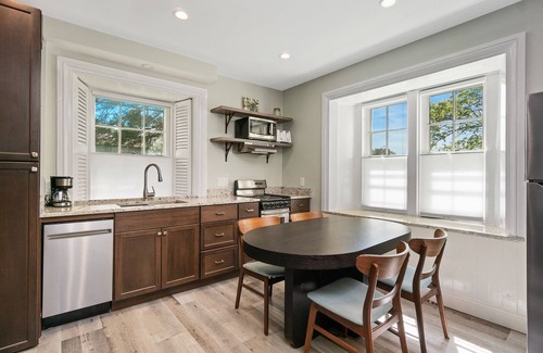 Fifth Ward House | New! Cornerstone by Bellvue Ave, The Breakers and World Famous Cliff Walk - 1BR