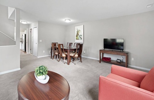 Auburn Hills House | *NEW* Corp/Family 3 BR/2.5BA Townhome in DT Auburn Hills