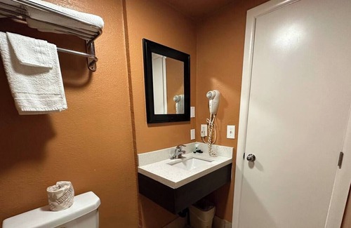 Victorville House | New Corral Motel - Queen-Smoking