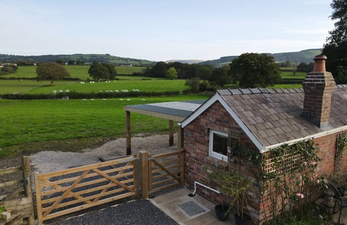 Llangadog Cabin | NEW - Cosy, boutique cabin with stunning views and HOT TUB