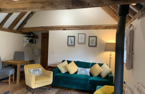 Cranbrook House | NEW Cosy cottage - Lake view & Log Burner - Dog proof garden