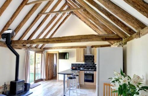 Cranbrook House | NEW Cosy cottage - Lake view & Log Burner - Dog proof garden