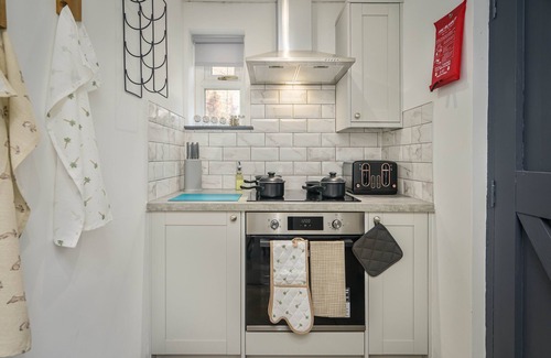 Hazel Grove House | NEW! Cosy Cottage, Sleeps 7, Parking, Smart TV
