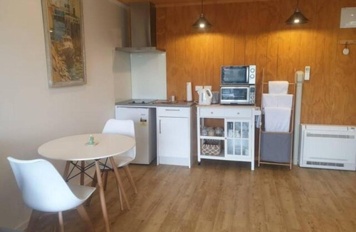 Porirua Apartment | New, Cosy & Private 1-Bedroom & Living Flat