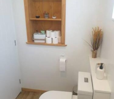 Porirua Apartment | New, Cosy & Private 1-Bedroom & Living Flat