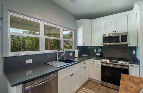 Waveland Cottage | New cottage blocks from the beach; pets OK! Firepit! Grill! EV Charger! 65” TV
