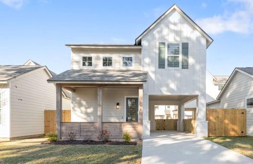 Youngsville House | New cottage near Sports Complex with King Beds