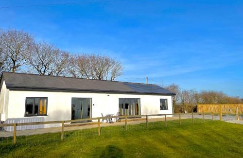 Westleigh House | NEW! Country boutique escape . HOT TUB