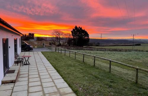 Westleigh House | NEW! Country boutique escape . HOT TUB