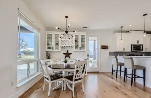 Mustang Ridge House | New Country House w/ Pasture Views