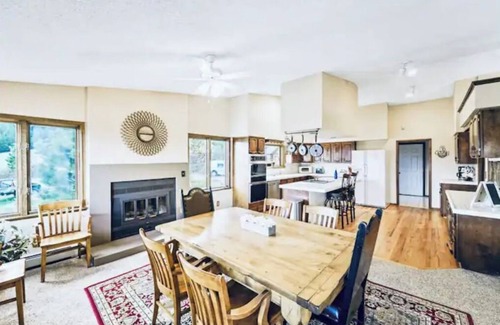 Larkspur House | *NEW!* Country setting near AFA, Venues, & Lake