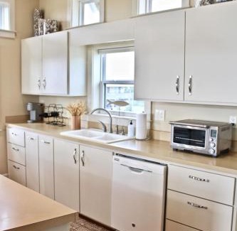 Pirates Beach House | NEW Couples Retreat - sleeps 2 adults + 2 children