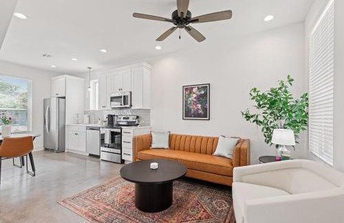 Lafayette Apartment | NEW Couyon House Luxury Amenities Fast WiFi 65 TV