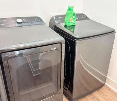 Lafayette Apartment | NEW Couyon House Luxury Amenities Fast WiFi 65 TV