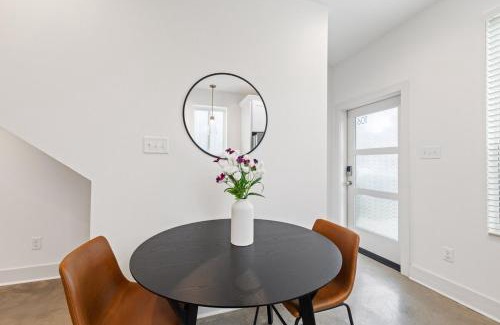 Lafayette Apartment | NEW Couyon House Luxury Amenities Fast WiFi 65 TV