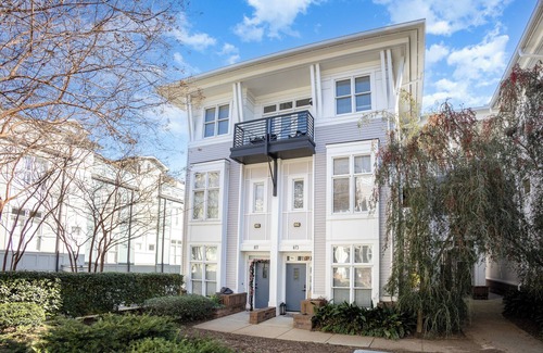 First Ward Condo | NEW! Cozy 1-bedroom condo with parking in charming Charlotte