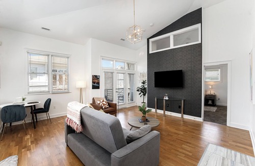First Ward Condo | NEW! Cozy 1-bedroom condo with parking in charming Charlotte