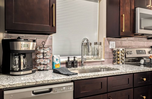 Roseville Apartment | New! Cozy 1BR Upper Unit in the Heart of Roseville
