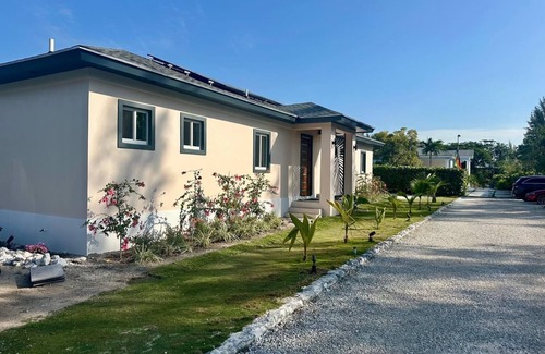Adelaide House | New cozy 2-bedroom house with Pool. Introductory Price.