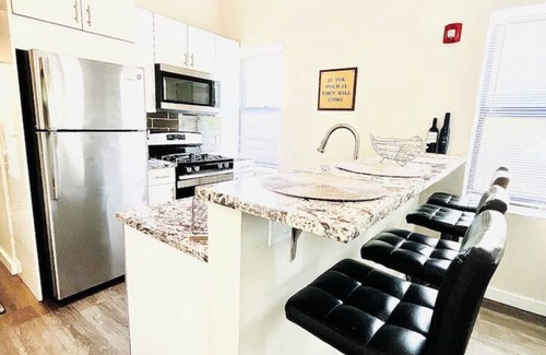 East Rock Apartment | New Cozy 2BR Stay New Haven Close to Yale