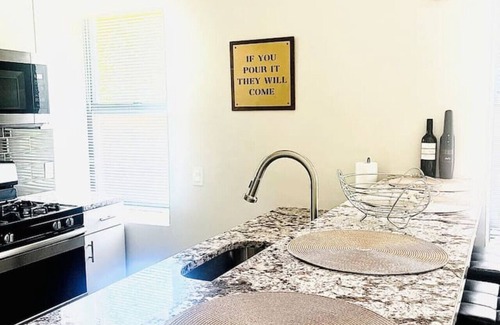 East Rock Apartment | New Cozy 2BR Stay New Haven Close to Yale