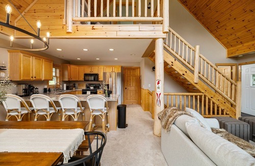 Gaylord Cabin | New cozy 4-bedroom cabin 100yrd from golf/ski with WiFi, AC in brilliant Gaylord