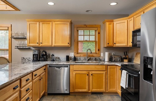 Gaylord Cabin | New cozy 4-bedroom cabin 100yrd from golf/ski with WiFi, AC in brilliant Gaylord
