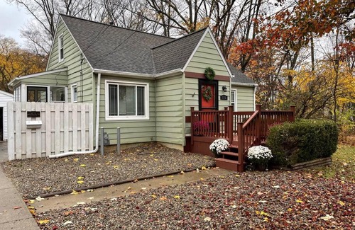 Berea House | New! Cozy 4-bedroom w/free parking. Dogs welcome!