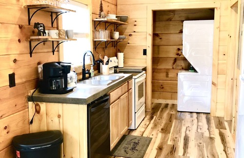 Damascus Cabin | NEW! COZY 6 Guest Cabin in Damascus, VA-CLOSE to Creeper Trial! PET FRIENDLY