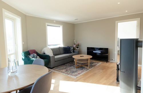 Arendal Apartment | New cozy apartment in Arendal-Hill. 5 minute to the town center, pet friendly.