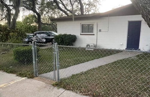 Bloomingdale House | New cozy apartment with bathroom and kitchen in Tampa