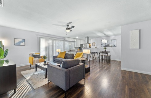 The Colony House | NEW - Cozy Bungalow Prime Location near Grandscape, Golf and Lake Lewisville