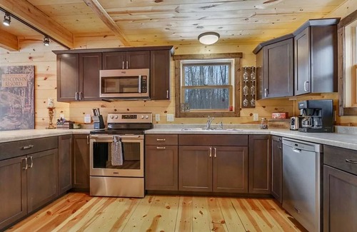 Springbrook House | New Cozy Cabin on a Lake for the Perfect Getaway!