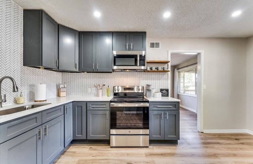 Derby House | NEW cozy & clean Derby Bungalow!