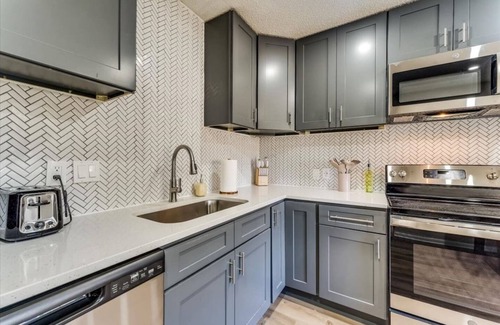 Derby House | NEW cozy & clean Derby Bungalow!