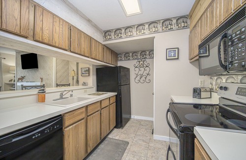 Bellaire Condo | New! Cozy Condo w/Fireplace & Lake Views at Summit Village