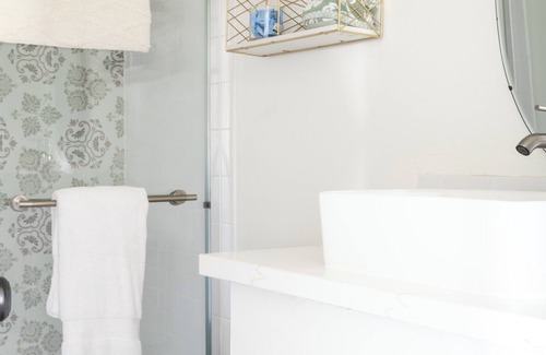Burton House | NEW | Cozy cottage sleeps 3 | 10 min. to Round Top!