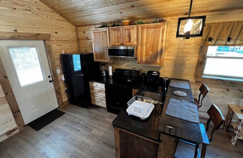 Stanley Cabin | NEW Cozy Couples Log Cabin #7 LURAY Hot Tub Stone Fireplace Mountain Views